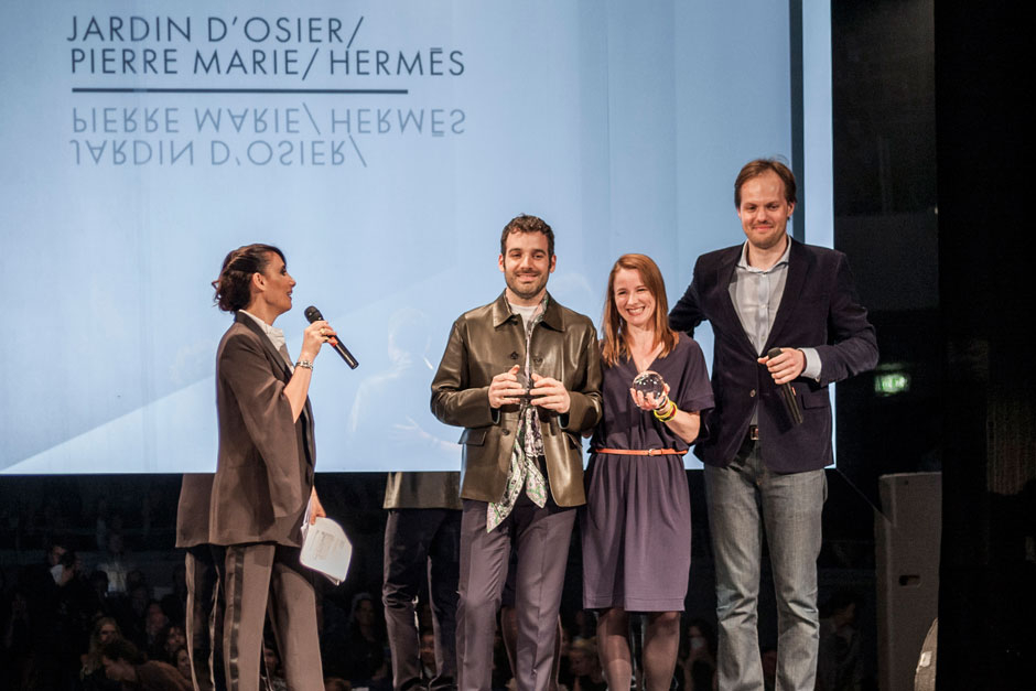 On the left, Paola Maugeri announcing the winner Pierre Marie, designer, with Florence Lafarge, Creative director of Art de Vivre, and Aleksey DOROZHKIN, editor in chief at ELLE DECORATION Russia  © Valentina Sommariva